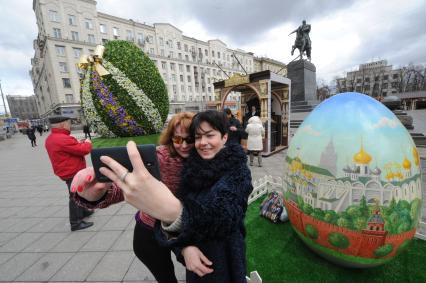 Москва. Пасхальное яйцо, установленное на Тверской площади в Москве в рамках фестиваля `Пасхальный дар`, приуроченного к празднованию Пасхи.