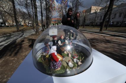 Москва. Тверской бульвар. Подготовка к фестивалю `Пасхальный дар`.