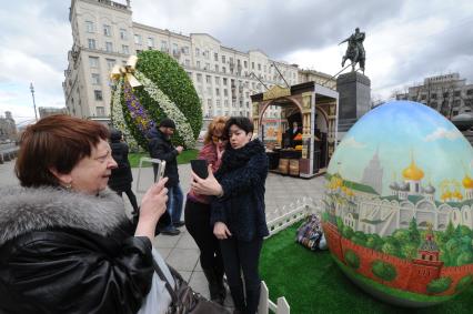 Москва. Пасхальное яйцо, установленное на Тверской площади в Москве в рамках фестиваля `Пасхальный дар`, приуроченного к празднованию Пасхи.