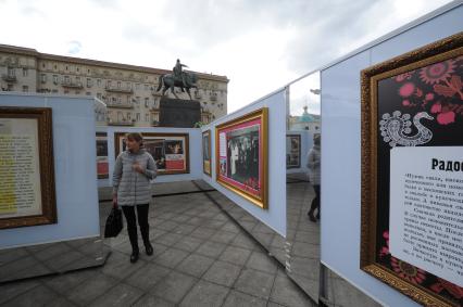 Посетители Исторического фотолабиринта, расположенного на площадке `Пасха московская` на Тверской площади, в рамках фестиваля `Пасхальный дар`, приуроченного к празднованию Пасхи в Москве.