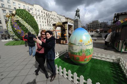 Москва. Пасхальное яйцо, установленное на Тверской площади в Москве в рамках фестиваля `Пасхальный дар`, приуроченного к празднованию Пасхи.