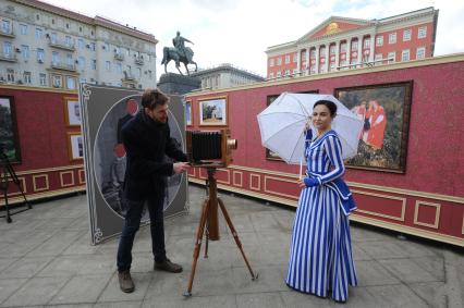 Посетители Исторического фотолабиринта, расположенного на площадке `Пасха московская` на Тверской площади, в рамках фестиваля `Пасхальный дар`, приуроченного к празднованию Пасхи в Москве.