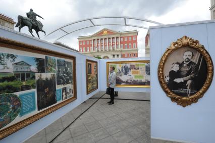 Посетители Исторического фотолабиринта, расположенного на площадке `Пасха московская` на Тверской площади, в рамках фестиваля `Пасхальный дар`, приуроченного к празднованию Пасхи в Москве.