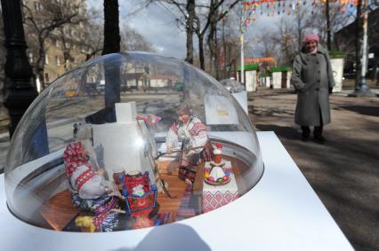 Москва. Тверской бульвар. Подготовка к фестивалю `Пасхальный дар`.