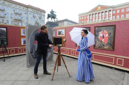 Посетители Исторического фотолабиринта, расположенного на площадке `Пасха московская` на Тверской площади, в рамках фестиваля `Пасхальный дар`, приуроченного к празднованию Пасхи в Москве.