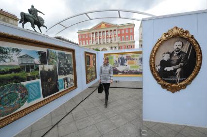 Посетители Исторического фотолабиринта, расположенного на площадке `Пасха московская` на Тверской площади, в рамках фестиваля `Пасхальный дар`, приуроченного к празднованию Пасхи в Москве.