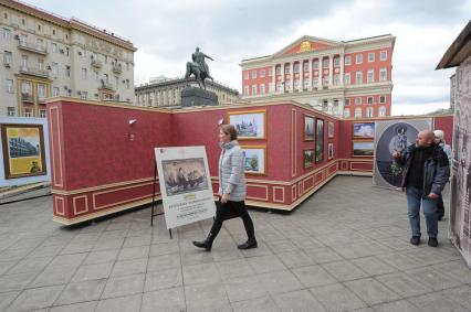 Посетители Исторического фотолабиринта, расположенного на площадке `Пасха московская` на Тверской площади, в рамках фестиваля `Пасхальный дар`, приуроченного к празднованию Пасхи в Москве.