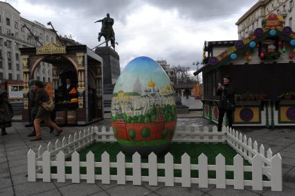 Москва. Пасхальное яйцо, установленное на Тверской площади в Москве в рамках фестиваля `Пасхальный дар`, приуроченного к празднованию Пасхи.