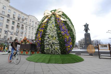 Москва. Самое большое пасхальное яйцо в Москве высотой 7 метров, сделанное из весенних цветов, установлено на Тверской площади в рамках фестиваля `Пасхальный дар`, приуроченного к празднованию Пасхи.