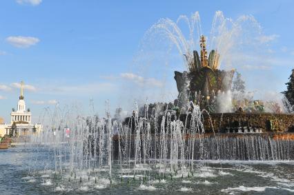 Москва. ВДНХ. Павильон # 1 `Центральный` и фонтан `Дружба народов СССР`.