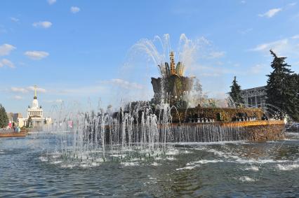 Москва. ВДНХ. Павильон # 1 `Центральный` и фонтан `Дружба народов СССР`.