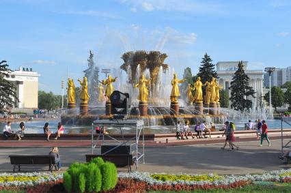 Москва. ВДНХ. Фонтан `Дружба народов СССР`.