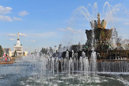 Москва. ВДНХ. Павильон # 1 `Центральный` и фонтан `Дружба народов СССР`.