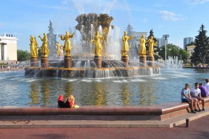 Москва. ВДНХ. Фонтан `Дружба народов СССР`.