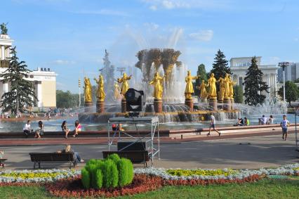 Москва. ВДНХ. Фонтан `Дружба народов СССР`.