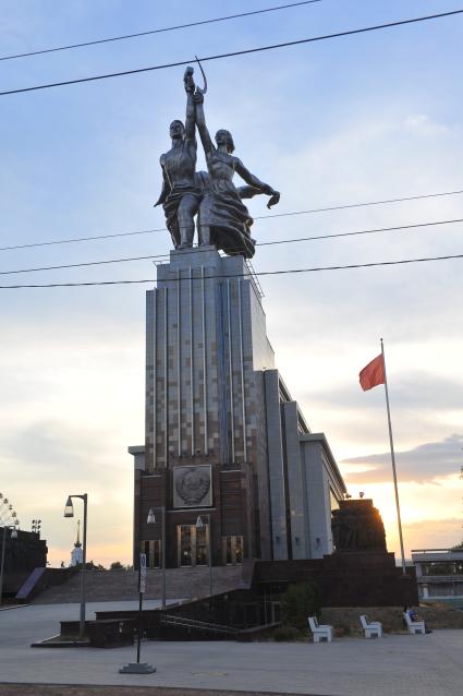 Москва. Памятник `Рабочий и колхозница` у Северного входа ВДНХ.