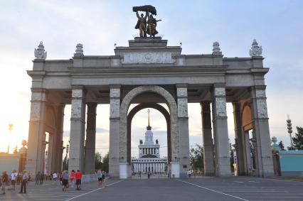 Москва. ВДНХ. Главный вход.