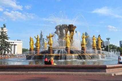 Москва. ВДНХ. Фонтан `Дружба народов СССР`.