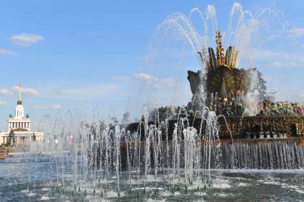 Москва. ВДНХ. Павильон # 1 `Центральный` и фонтан `Дружба народов СССР`.