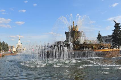 Москва. ВДНХ. Павильон # 1 `Центральный` и фонтан `Дружба народов СССР`.