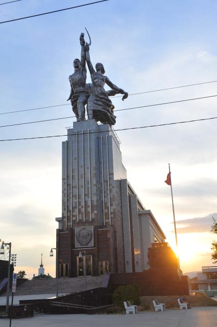 Москва. Памятник `Рабочий и колхозница` у Северного входа ВДНХ.