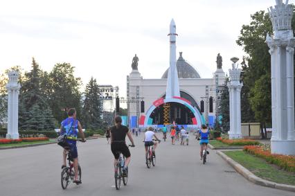 Москва. ВДНХ. Макет космической ракеты `Восток` перед павильоном `Космос`.