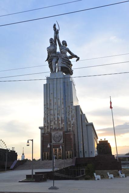 Москва. Памятник `Рабочий и колхозница` у Северного входа ВДНХ.