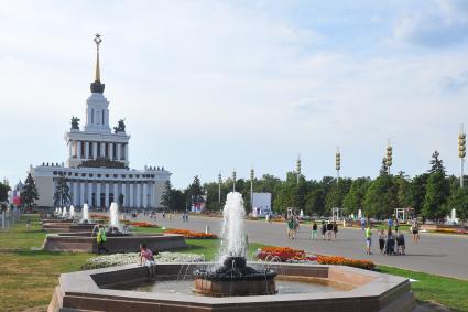 Москва. ВДНХ. Павильон # 1 `Центральный`.