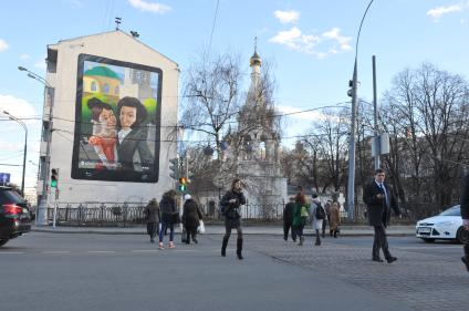 Москва. Площадь Никитские ворота. Дом с граффити, где А.С. Пушкин и Н. Гончарова делают селфи.