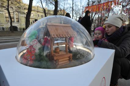 Москва. Тверской бульвар. Подготовка к фестивалю `Пасхальный дар`.