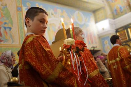 мальчик-алтарник, во время Пасхальной службы в Свято-Троицком соборе. Екатеринбург