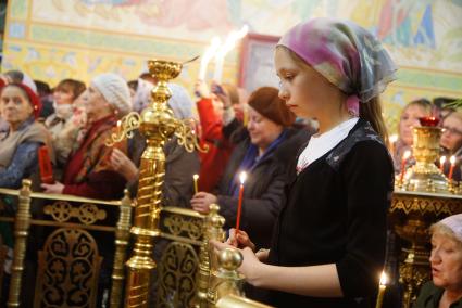 Девочка во время во время Пасхальной службы в Свято-Троицком соборе. Екатеринбург