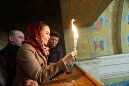 Участница команды КВН \"Уральские пельмени\" Юлия Михалкова во время Пасхальной службы. Свято-Троицкий собор. Екатеринбург