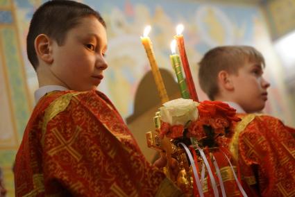 мальчик-алтарник, во время Пасхальной службы в Свято-Троицком соборе. Екатеринбург