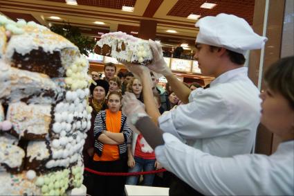 Павара-кондитеры изготовили Пасхальный кулич весом 250 килограмм. ТЦ \"Карнавал\". Екатеринбург