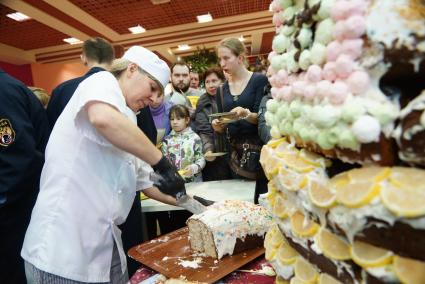 Рздача Пасхального кулича весом 250 килограмм. ТЦ \"Карнавал\". Екатеринбург