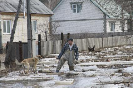 Алтайский край. Паводок в пригороде Барнаула. Река Барнаулка вышла из берегов и подтопила жилые дома.