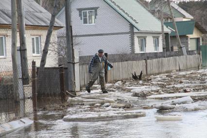 Алтайский край. Паводок в пригороде Барнаула. Река Барнаулка вышла из берегов и подтопила жилые дома.