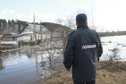 Алтайский край. Паводок в пригороде Барнаула. Река Барнаулка вышла из берегов и подтопила жилые дома.