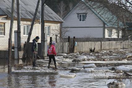 Алтайский край. Паводок в пригороде Барнаула. Река Барнаулка вышла из берегов и подтопила жилые дома.