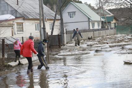 Алтайский край. Паводок в пригороде Барнаула. Река Барнаулка вышла из берегов и подтопила жилые дома.