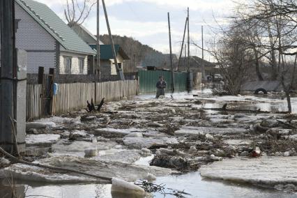 Алтайский край. Паводок в пригороде Барнаула. Река Барнаулка вышла из берегов и подтопила жилые дома.