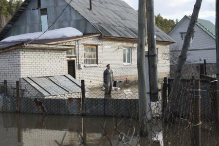 Алтайский край. Паводок в пригороде Барнаула. Река Барнаулка вышла из берегов и подтопила жилые дома.