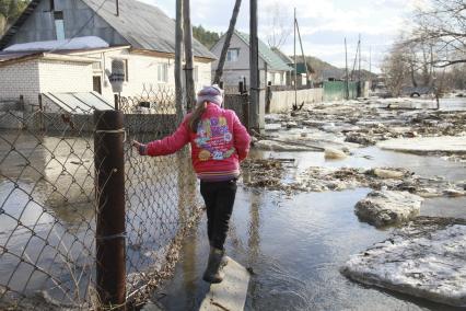 Алтайский край. Паводок в пригороде Барнаула. Река Барнаулка вышла из берегов и подтопила жилые дома.