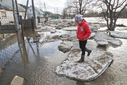 Алтайский край. Паводок в пригороде Барнаула. Река Барнаулка вышла из берегов и подтопила жилые дома.