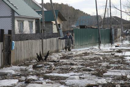 Алтайский край. Паводок в пригороде Барнаула. Река Барнаулка вышла из берегов и подтопила жилые дома.