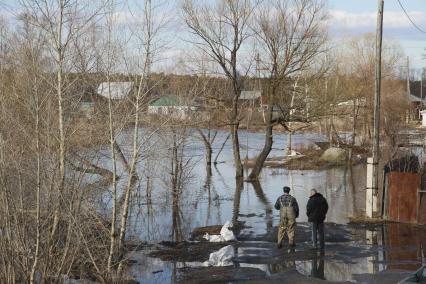 Алтайский край. Паводок в пригороде Барнаула. Река Барнаулка вышла из берегов и подтопила жилые дома.