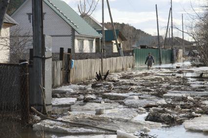 Алтайский край. Паводок в пригороде Барнаула. Река Барнаулка вышла из берегов и подтопила жилые дома.