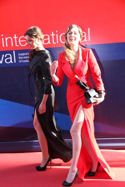 Диск 74. Московский Международный кинофестиваль 2012 год ММКФ 2012. Открытие. На снимке: актриса Кожевникова Мария (справа)