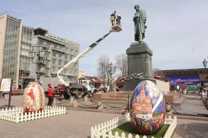 Сотрудники коммунальной службы моют памятник  А.С. Пушкину на Пушкинской площади в Москве.